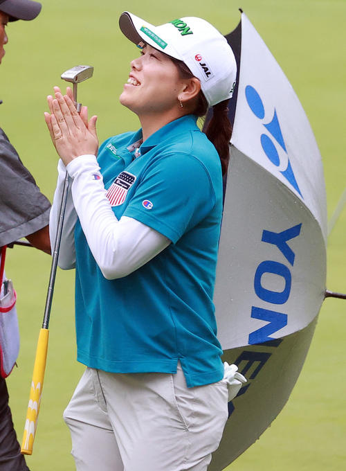 18番、ロングパーパットを静めた勝は、笑顔で天に手を合わせる（撮影・浅見桂子）