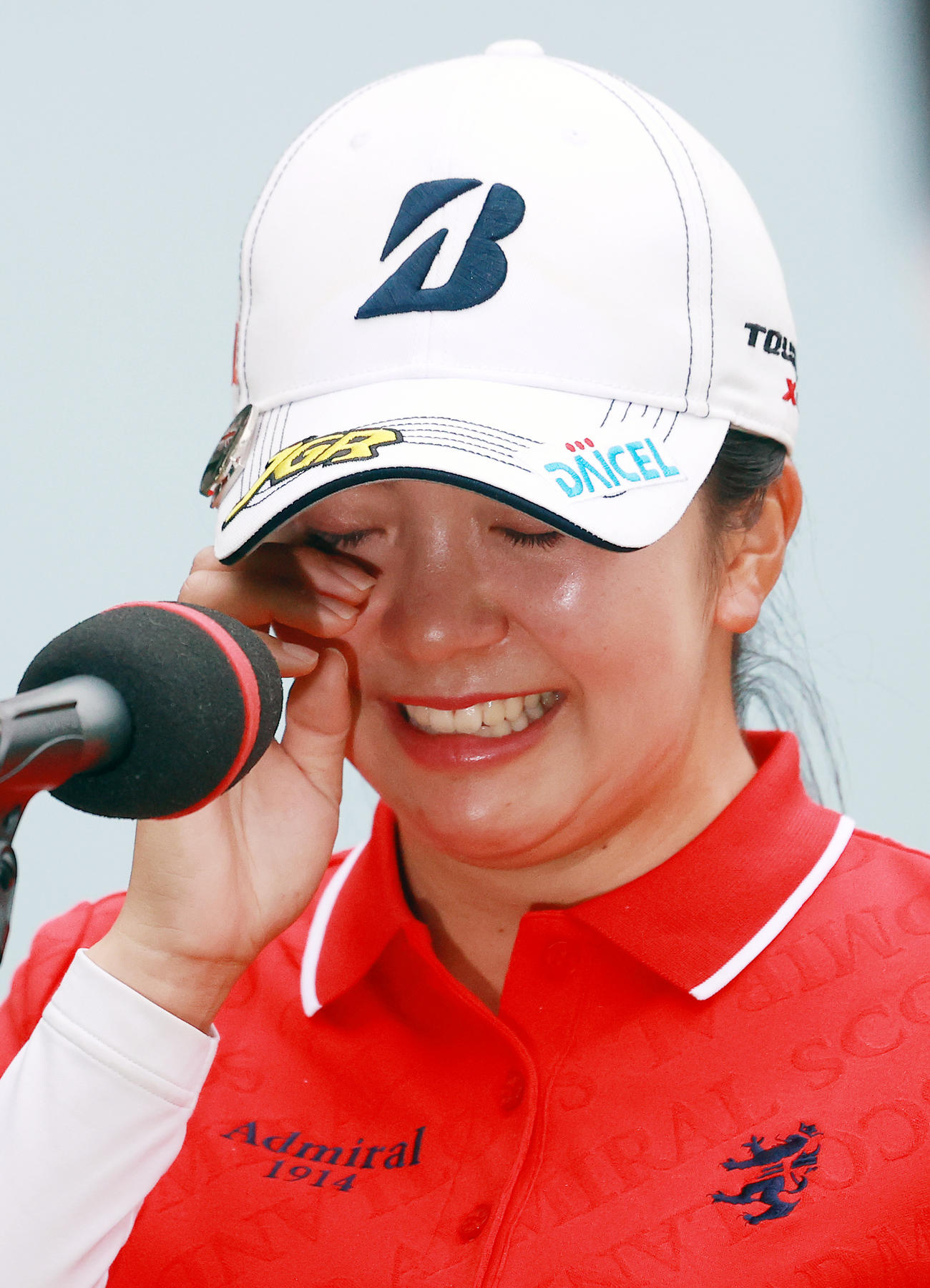 プレーオフを制して初優勝を決めた堀はインタビューでうれし涙を流す（撮影・浅見桂子）