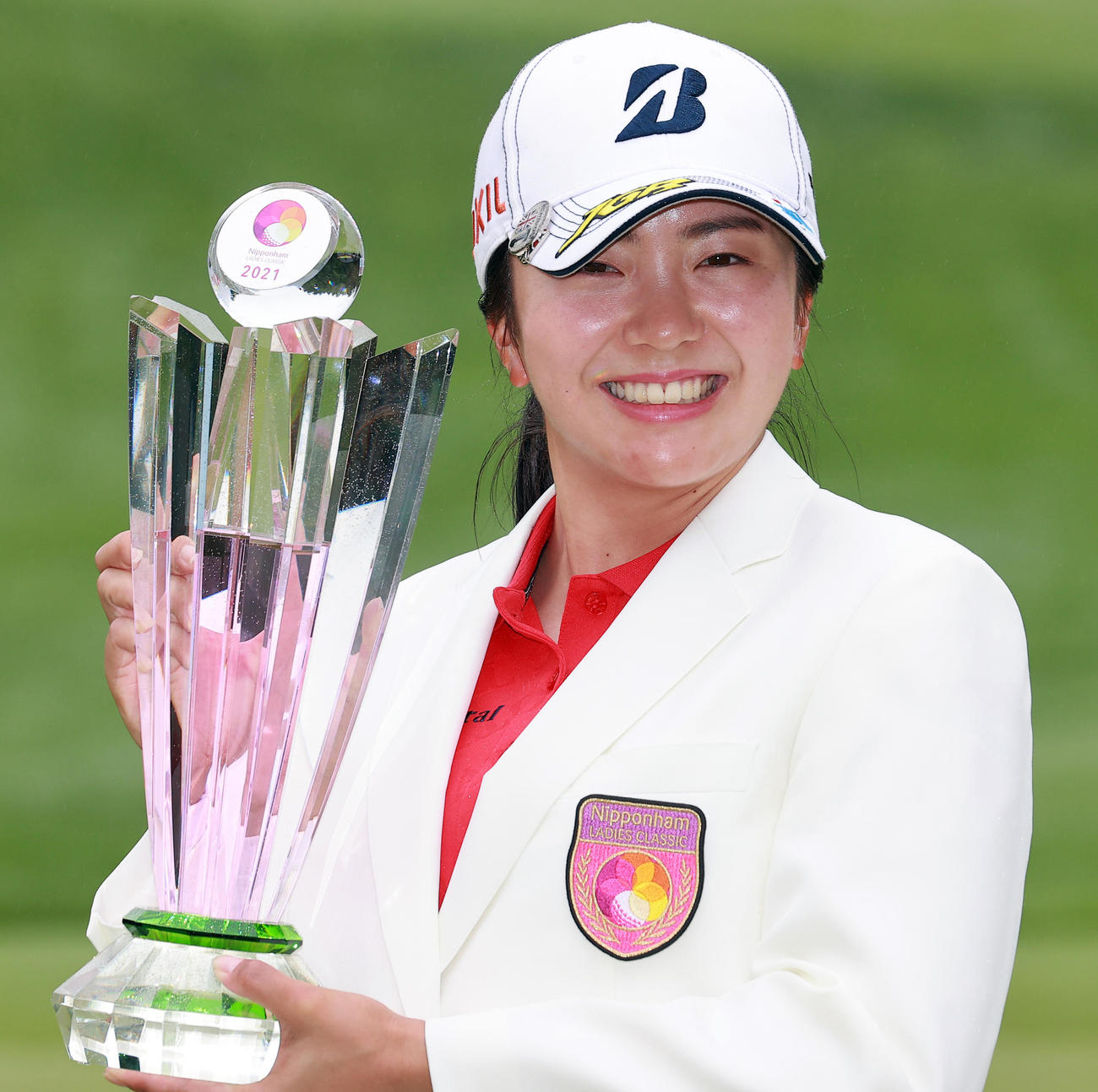プレーオフを制して初優勝を決めた堀は、トロフィーを手に笑顔を見せる（撮影・浅見桂子）