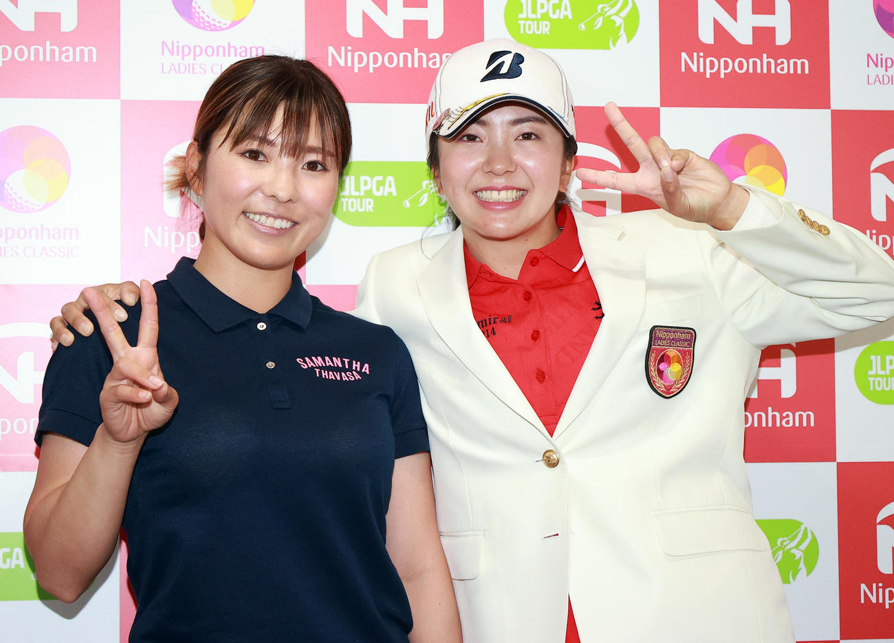 プレーオフを制して初優勝を決めた堀（右）は、会場に駆けつけた姉の奈津佳と笑顔で記念撮影する（撮影・浅見桂子）