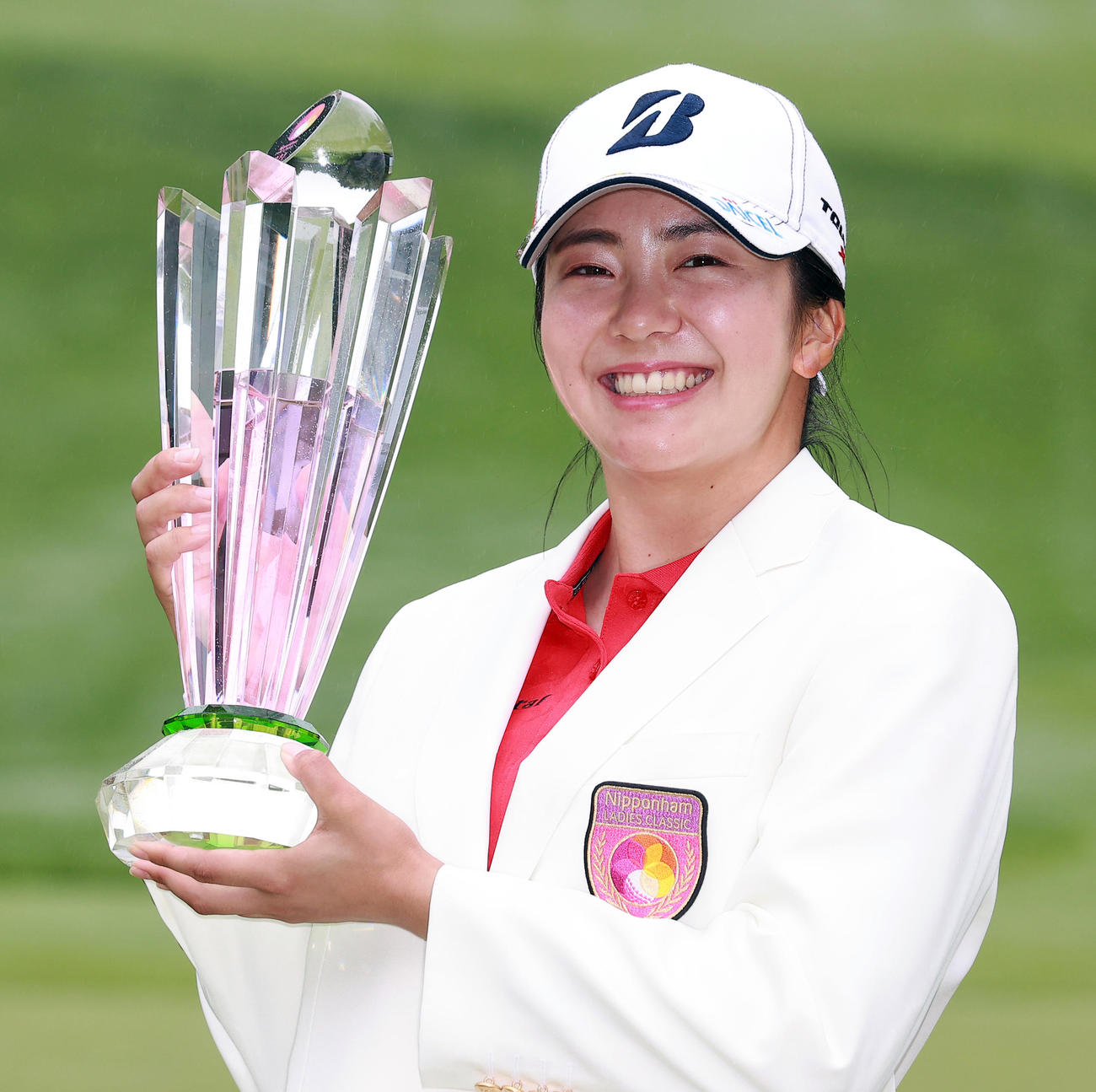 初優勝を決めた堀琴音は、トロフィーを手に笑顔を見せる（2021年7月11日撮影）