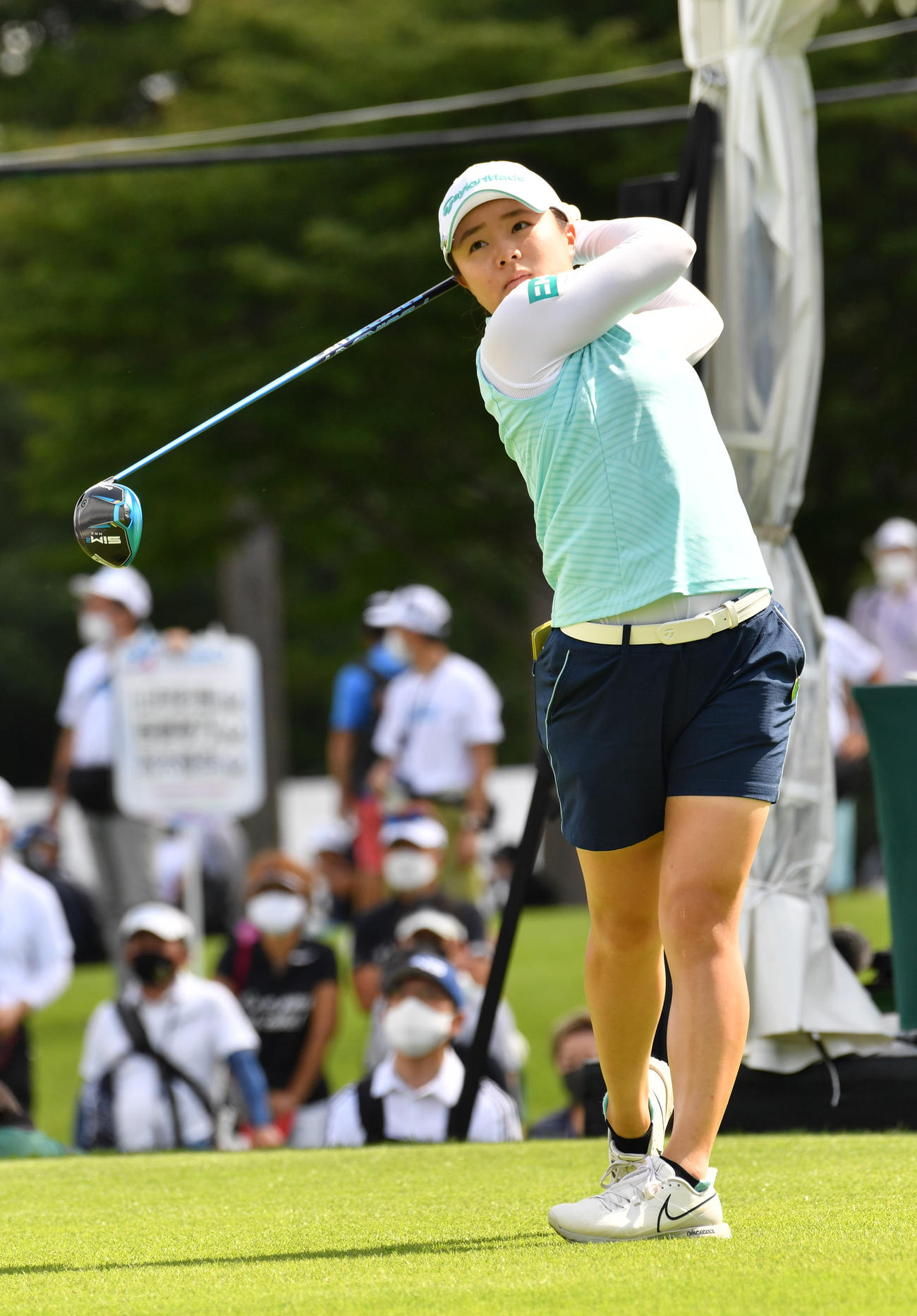 1番、ティーショットを放つ永峰咲希（撮影・柴田隆二）