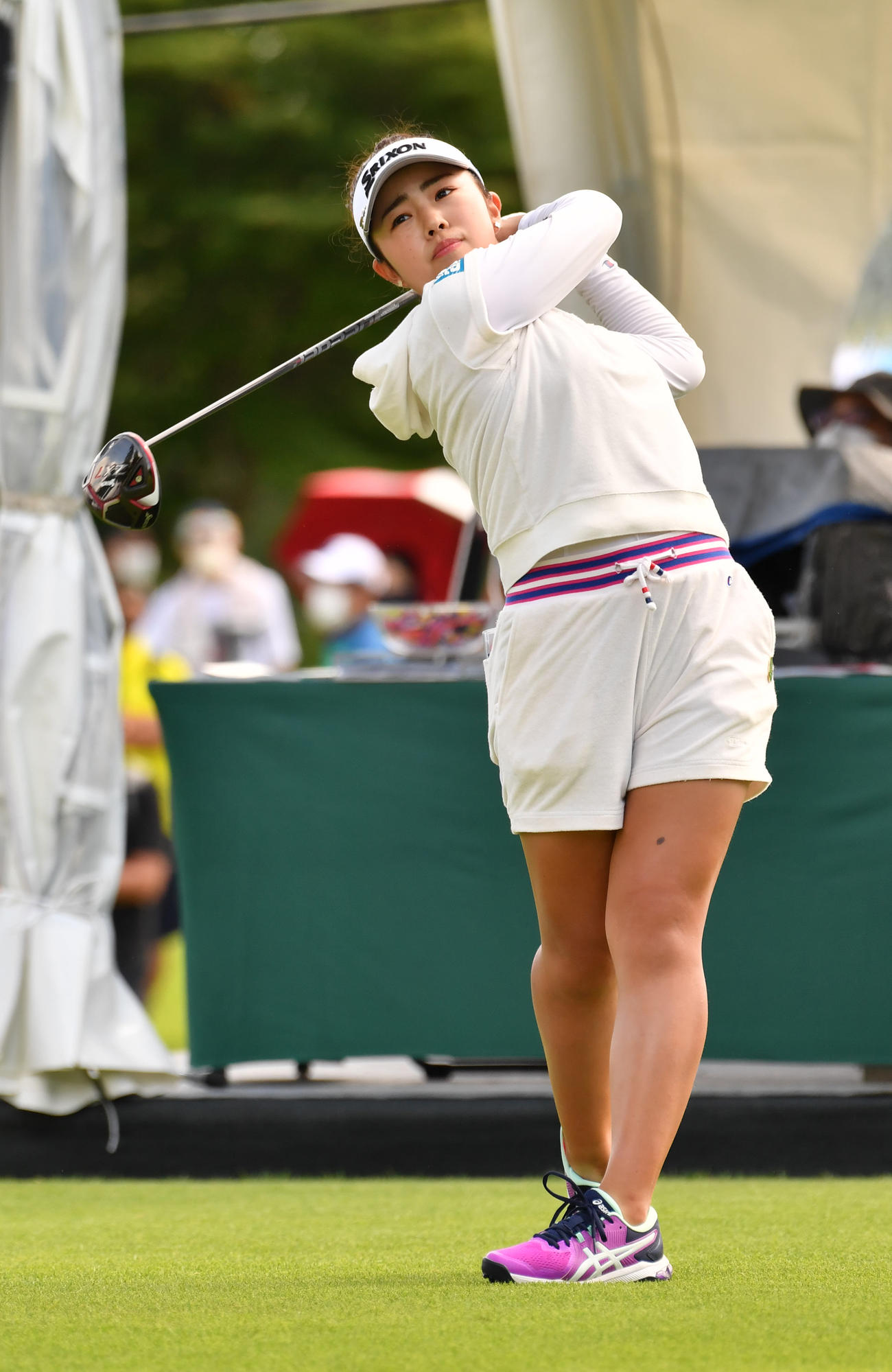 1番、ティーショットを放つ山下美夢有（撮影・柴田隆二）