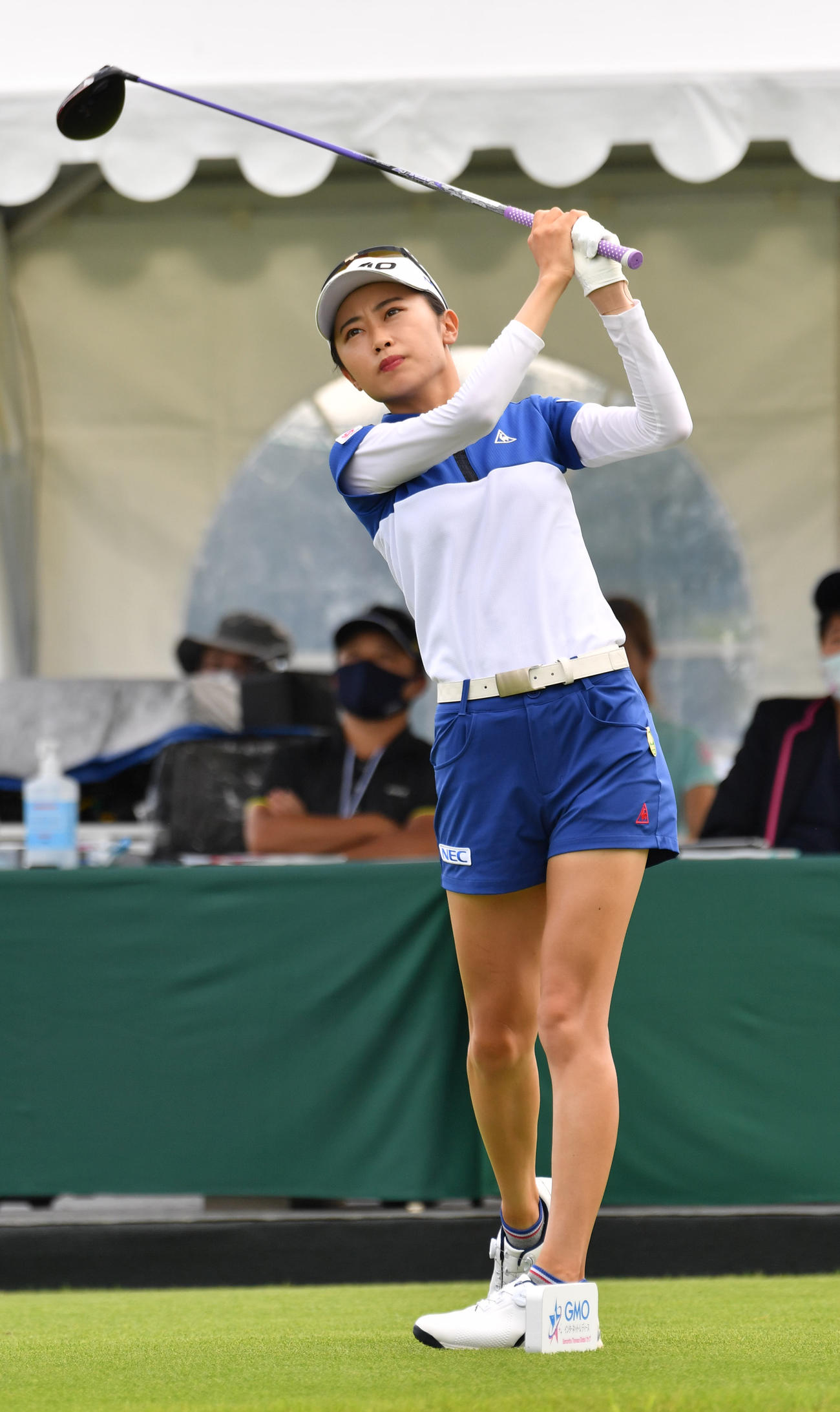 1番、ティーショットを放つ安田祐香（撮影・柴田隆二）