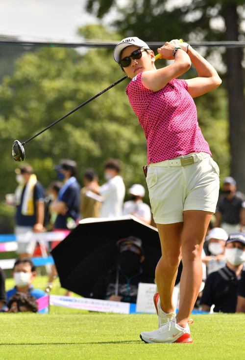 1番、ティーショットを放つ成田美寿々（撮影・柴田隆二）
