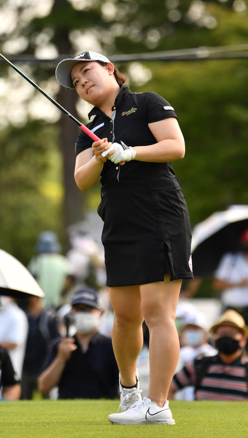 1番、ティーショットを放つ香妻琴乃（撮影・柴田隆二）