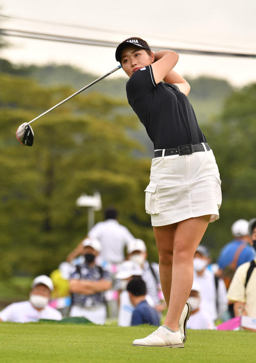 1番、ティーショットを放つ植竹希望（撮影・柴田隆二）