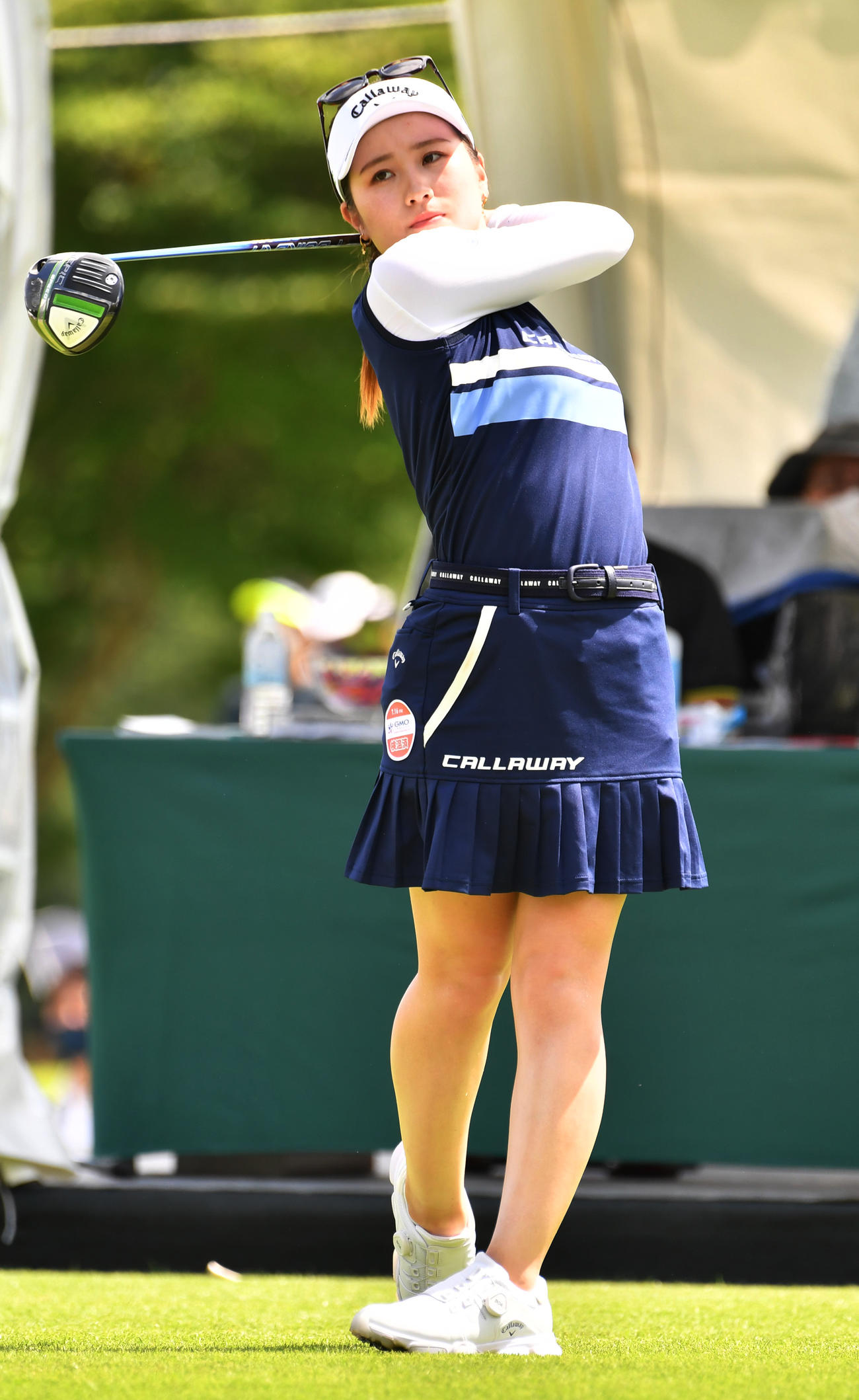 1番、ティーショットを放つ西村優菜（撮影・柴田隆二）