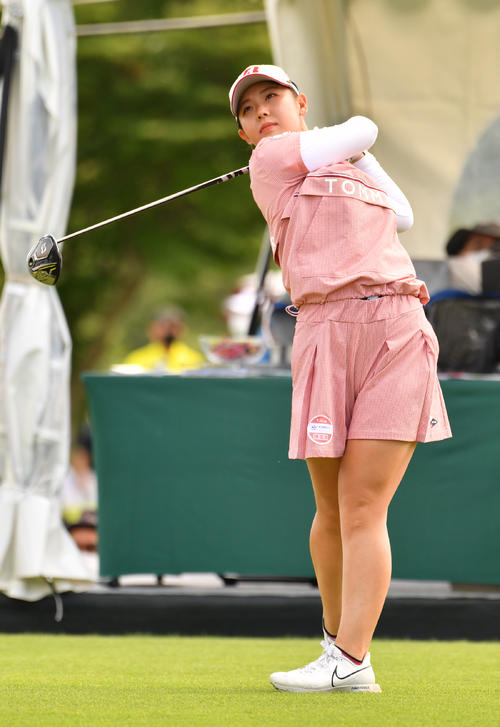 1番、ティーショットを放つ吉田優利（撮影・柴田隆二）