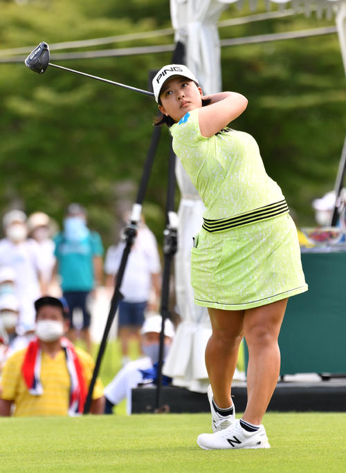 1番、ティーショットを放つ鈴木愛（撮影・柴田隆二）
