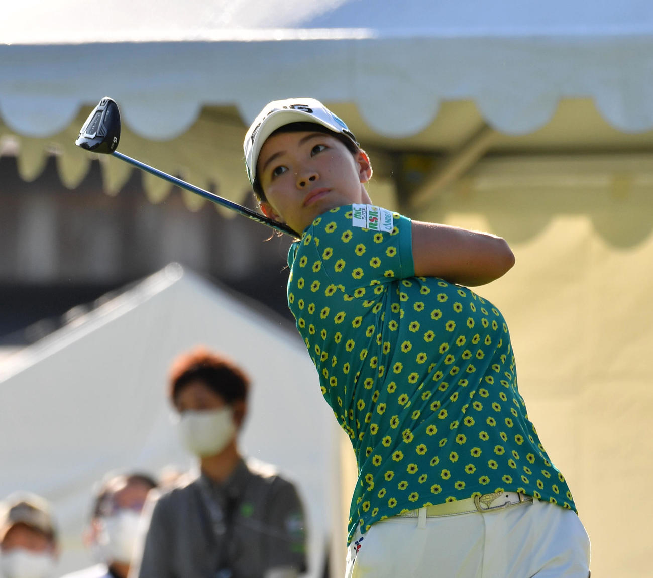 10番、ティーショットを放つ渋野日向子（撮影・柴田隆二）