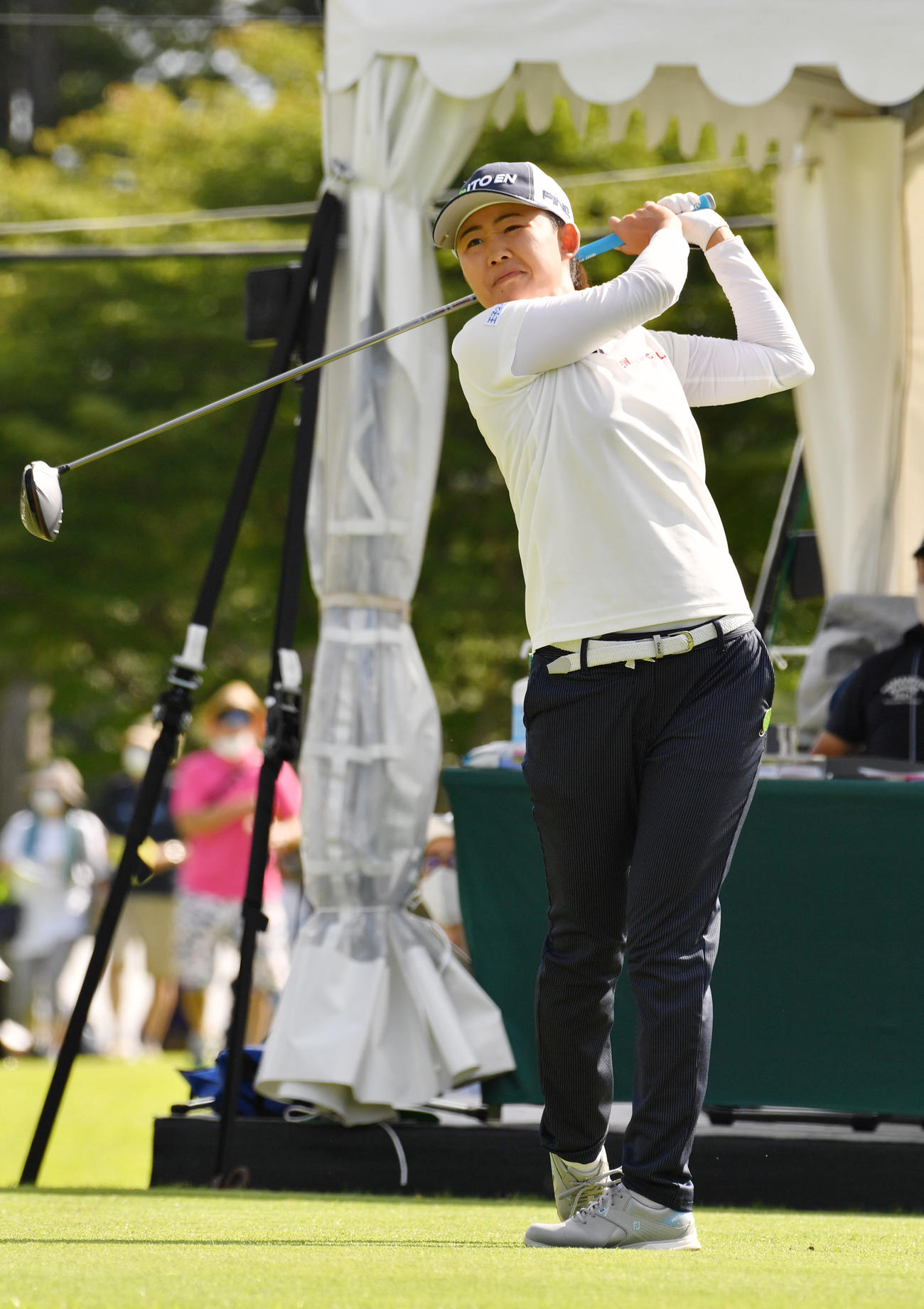 1番、ティーショットを放つ前田陽子（撮影・柴田隆二）