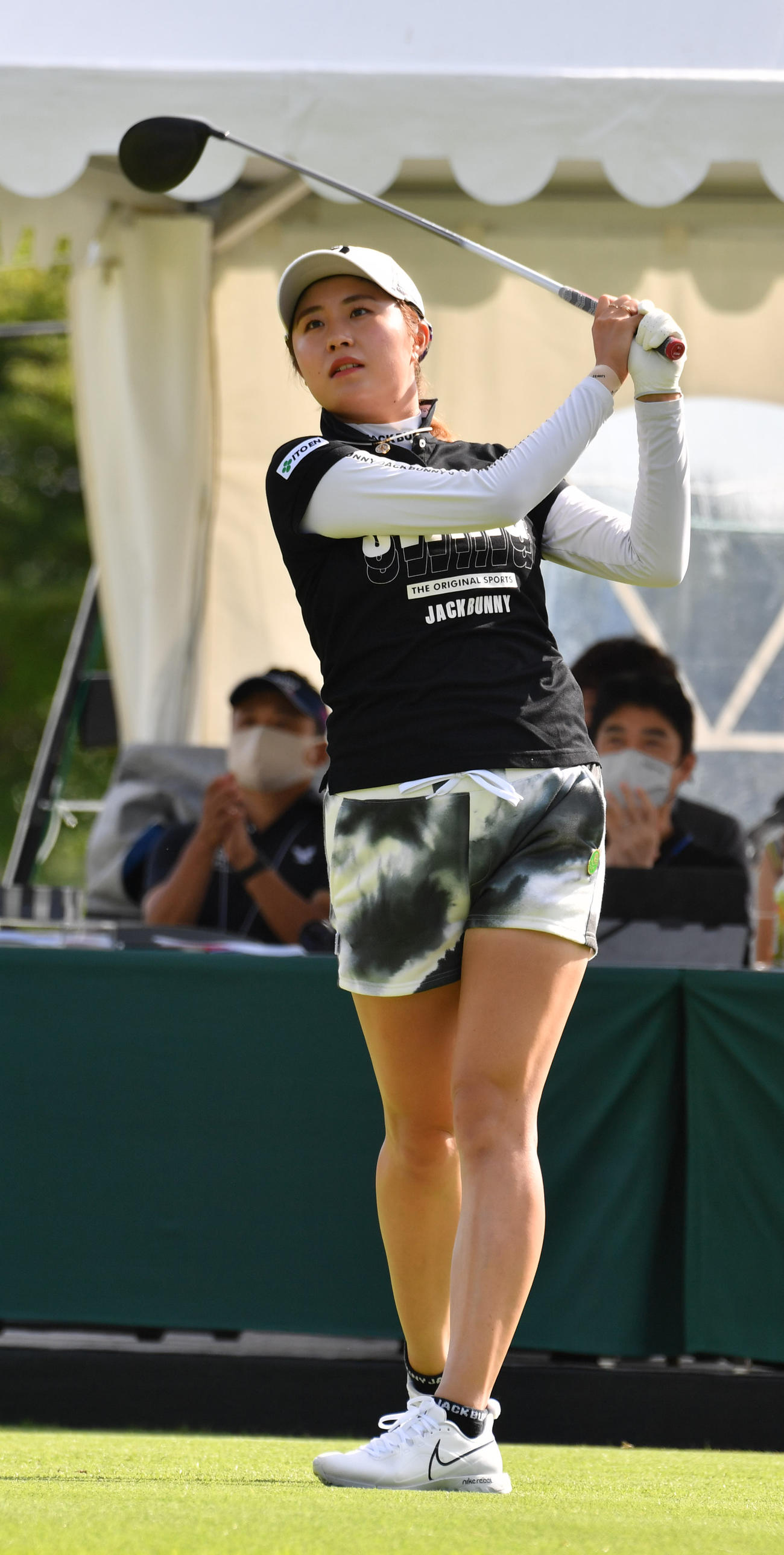 1番、ティーショットを放つ大里桃子（撮影・柴田隆二）