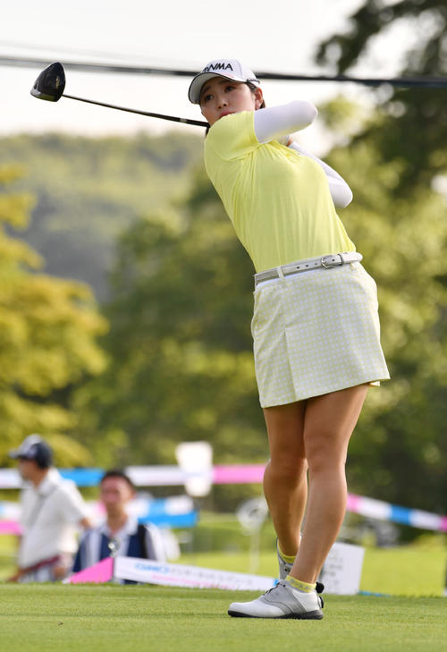 1番、ティーショットを放つ蛭田みな美（撮影・柴田隆二）