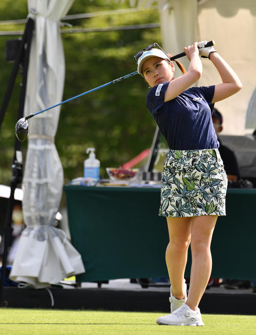 1番、ティーショットを放つ西村優菜（撮影・柴田隆二）