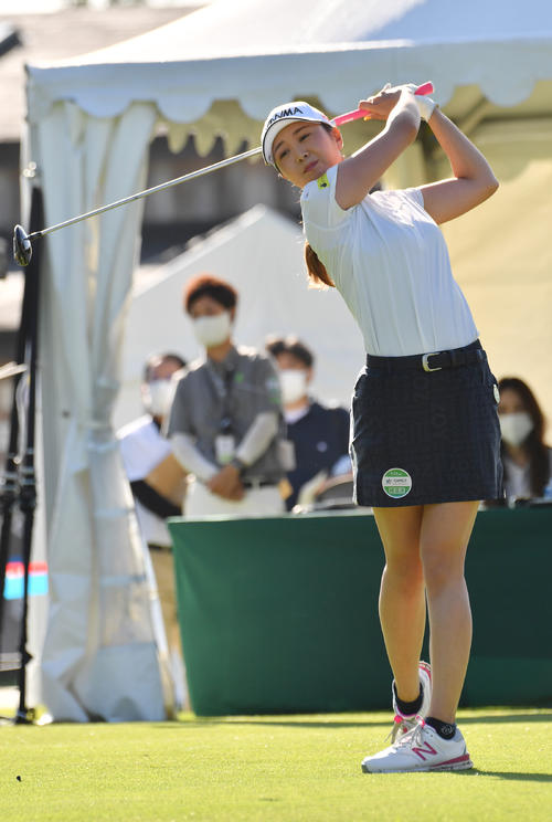 10番、ティーショットを放つ金沢志奈（撮影・柴田隆二）
