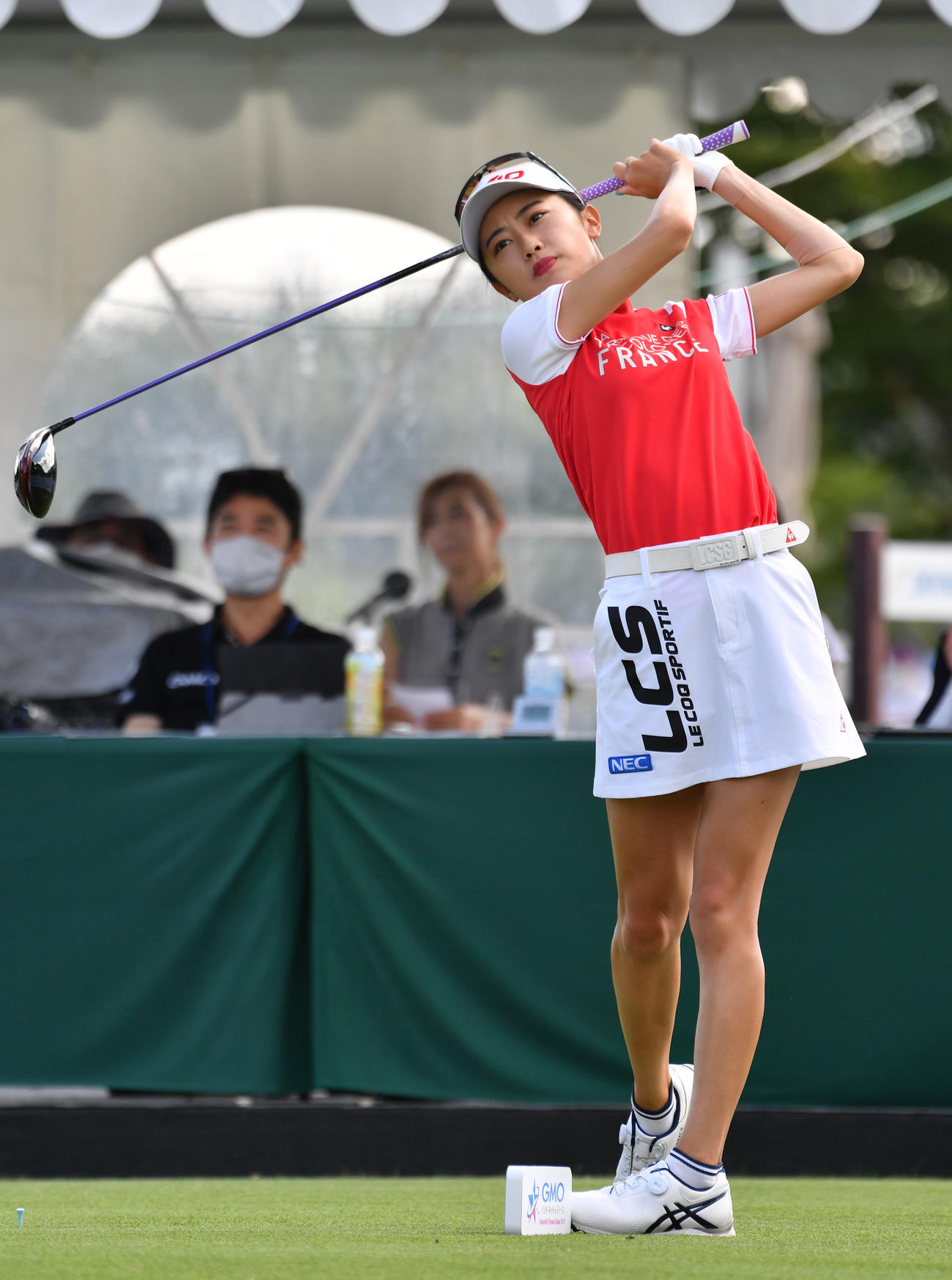1番、ティーショットを放つ安田祐香（撮影・柴田隆二）