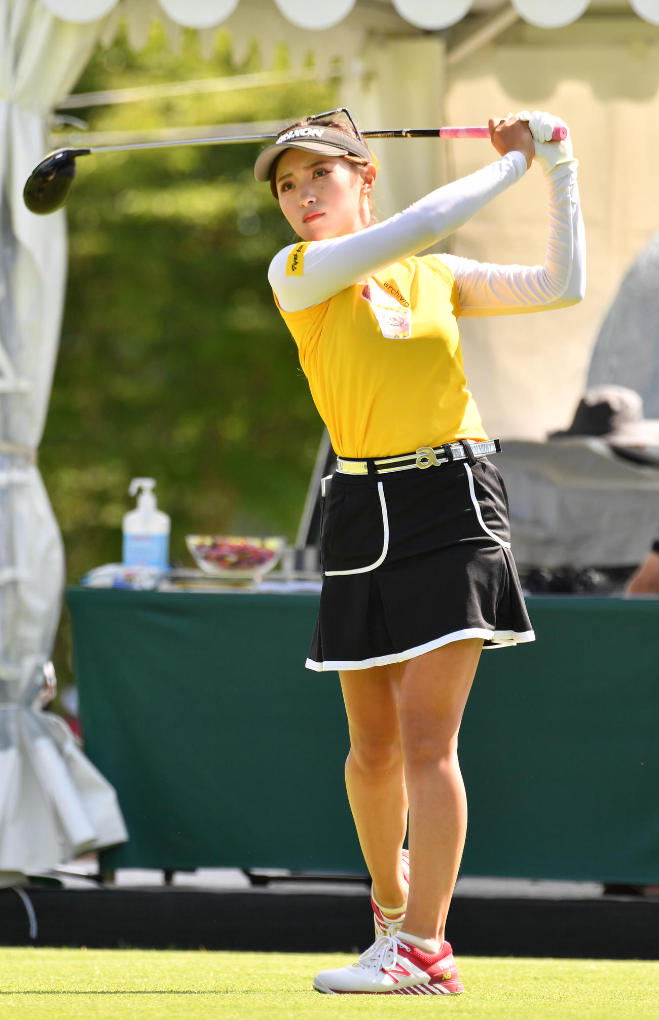 1番、ティーショットを放つ臼井麗香（撮影・柴田隆二）