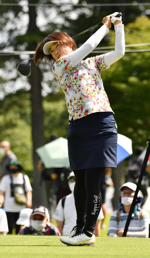 1番　ティーショットを放つ大山志保（撮影・柴田隆二）