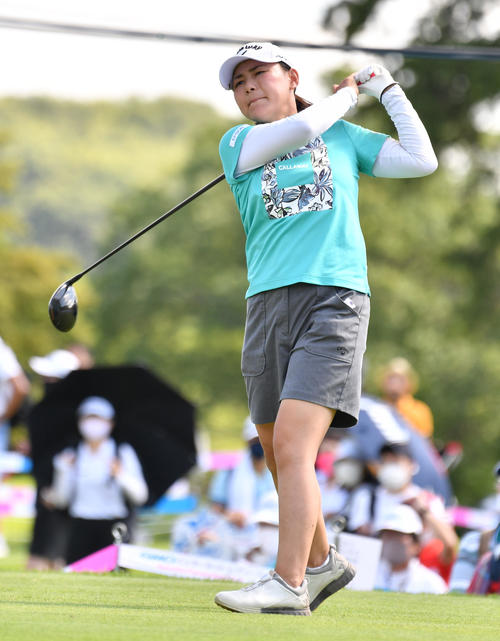 1番　ティーショットを放つ横峯さくら（撮影・柴田隆二）