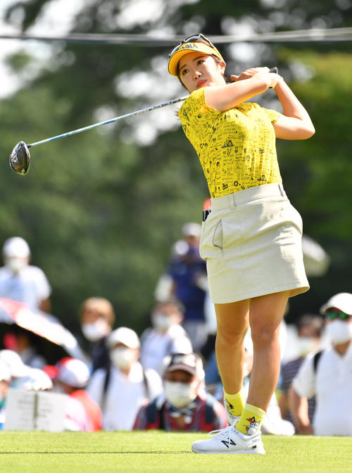 1番　ティーショットを放つ林菜乃子（撮影・柴田隆二）