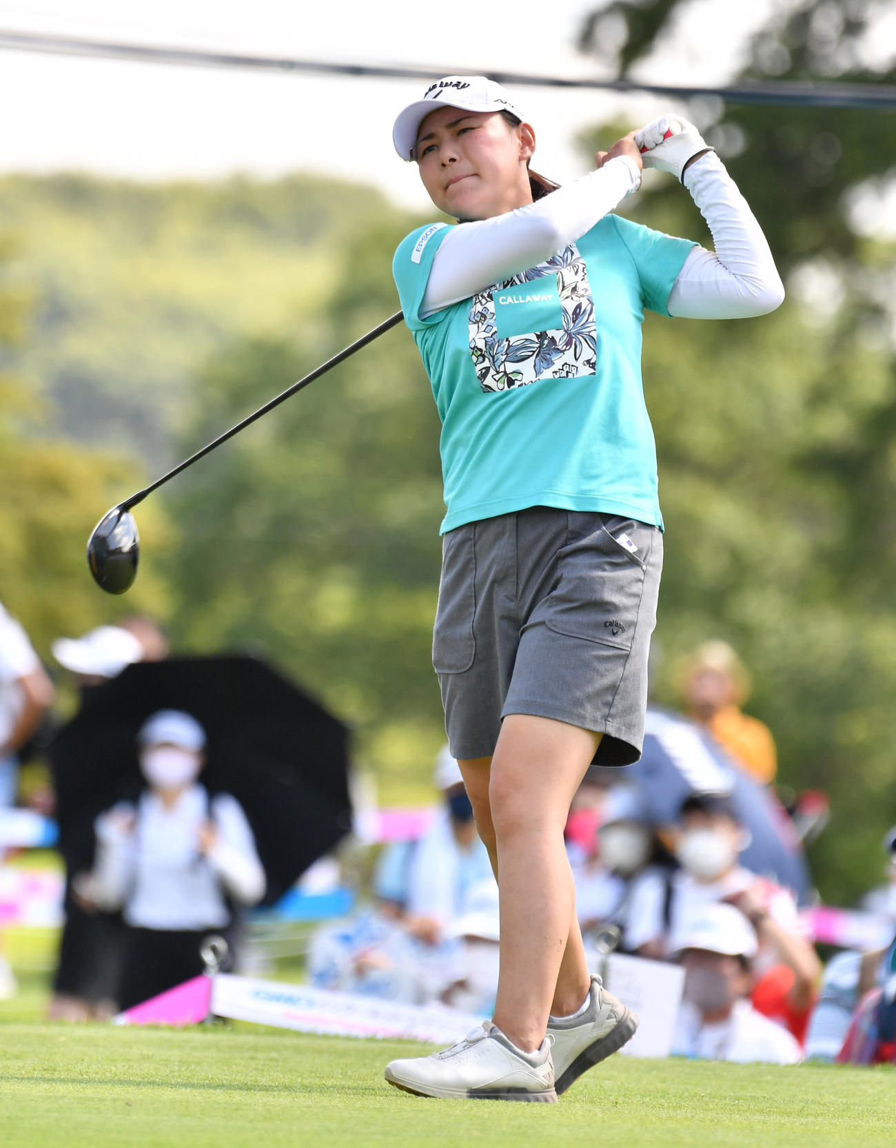 1番　ティーショットを放つ横峯さくら（撮影・柴田隆二）