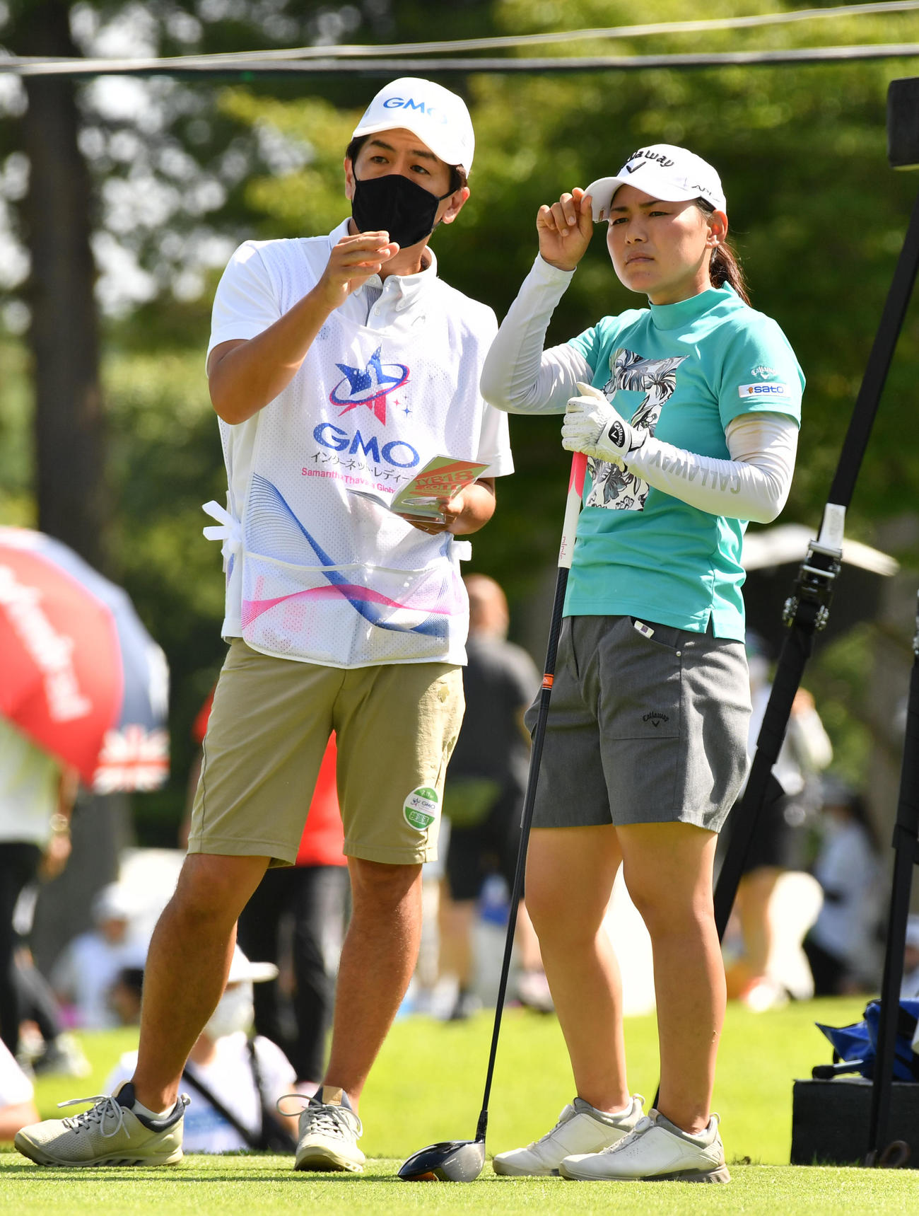 1番　横峯さくらと夫でキャディーの森川陽太郎（撮影・柴田隆二）
