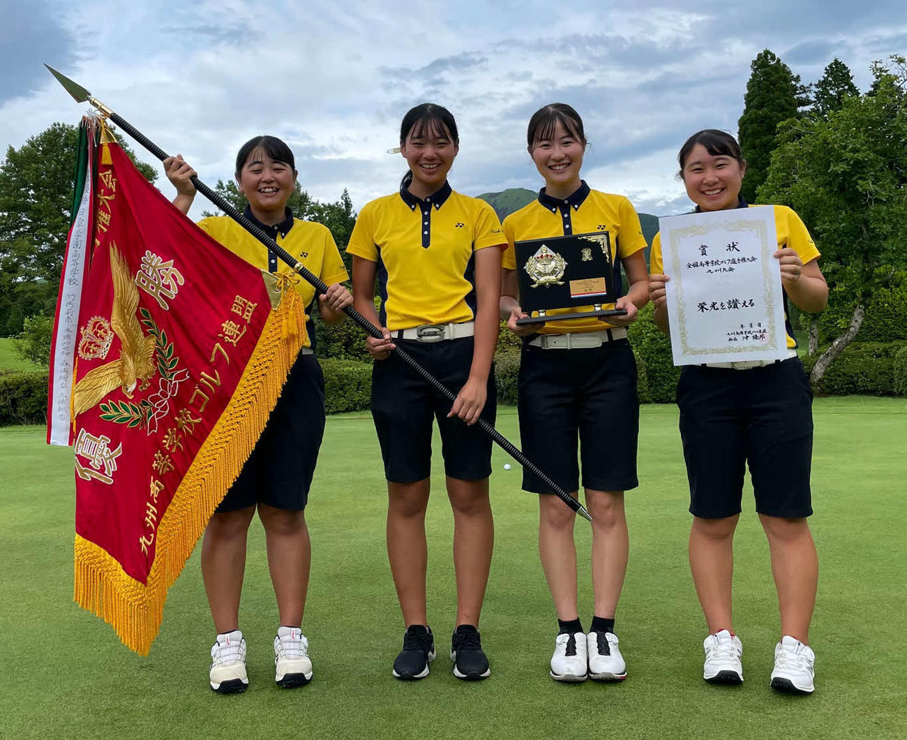 女子優勝の日章学園。左から外園、菅、亀川、荒木