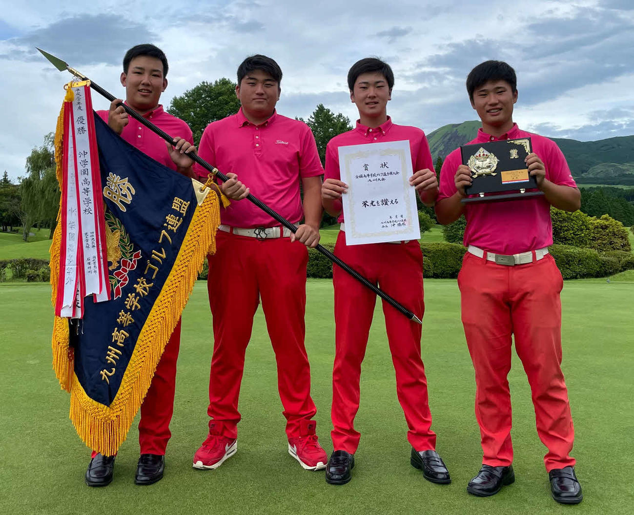 男子優勝の沖学園。左から田崎、山下、林田、長野