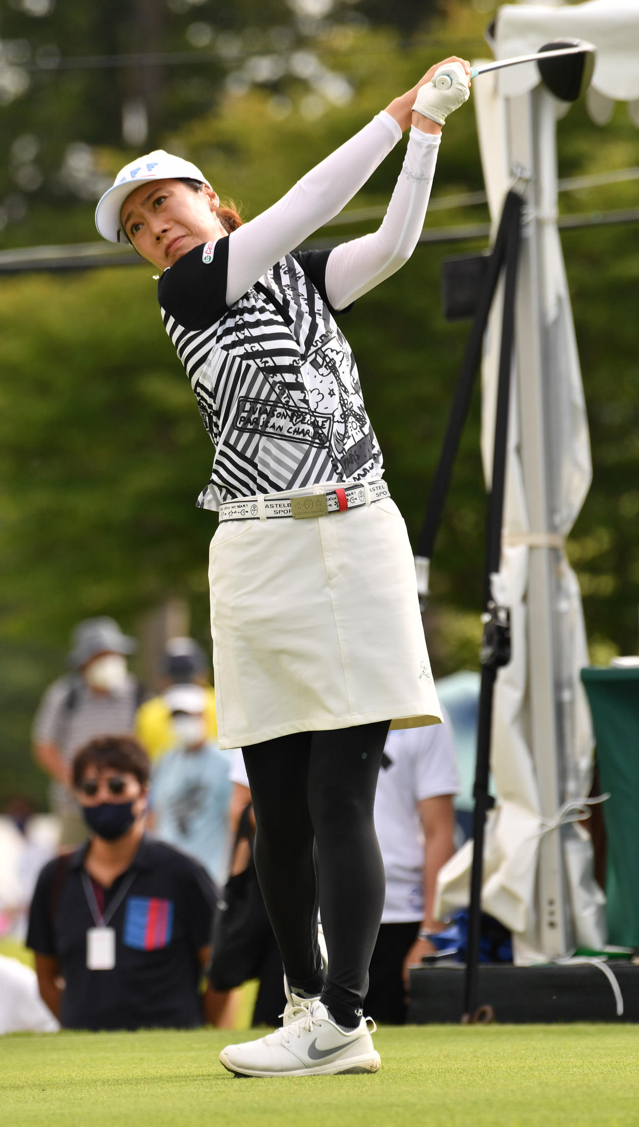 1番、ティーショットを放つ李知姫（撮影・柴田隆二）