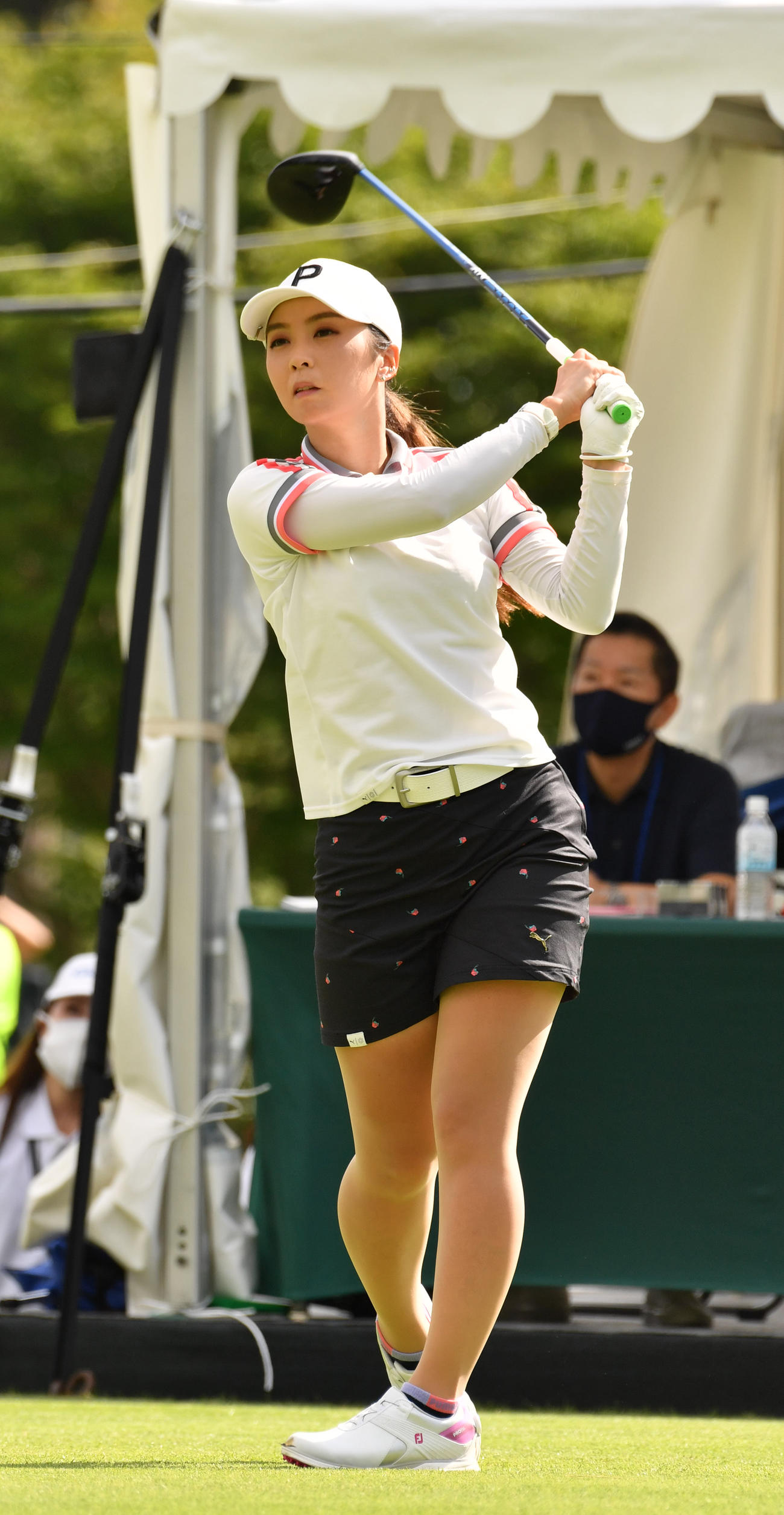 1番、ティーショットを放つ菊地絵理香（撮影・柴田隆二）