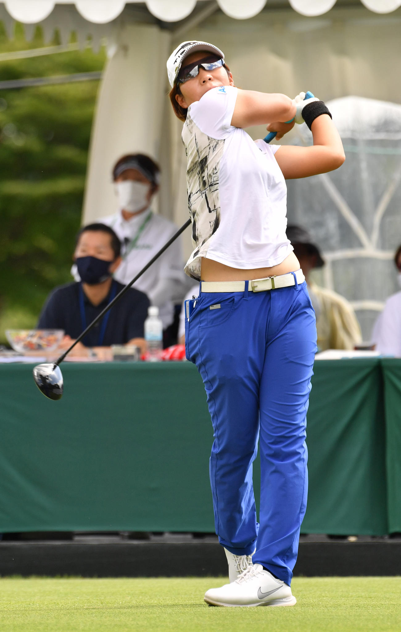 1番、ティーショットを放つ穴井詩（撮影・柴田隆二）