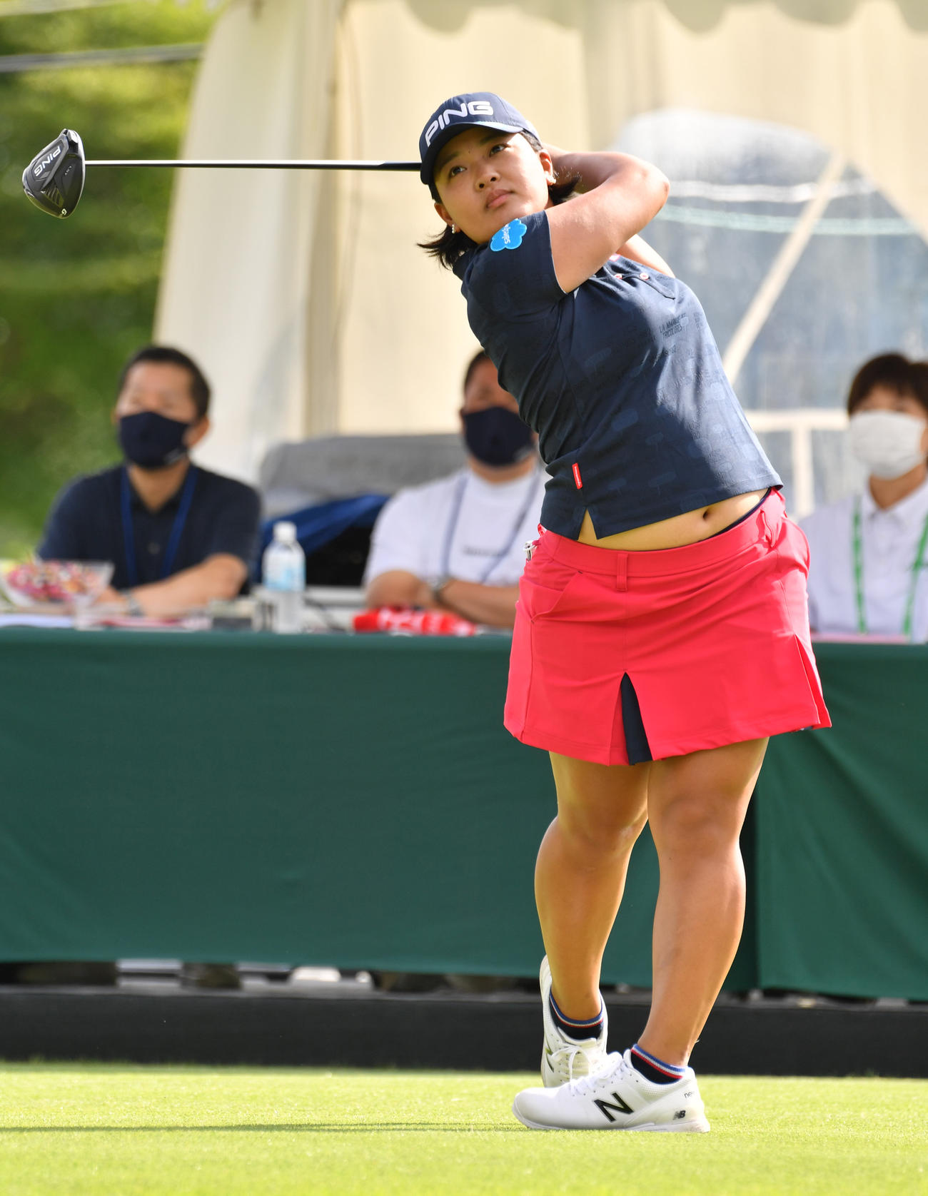 1番、ティーショットを放つ鈴木愛（撮影・柴田隆二）