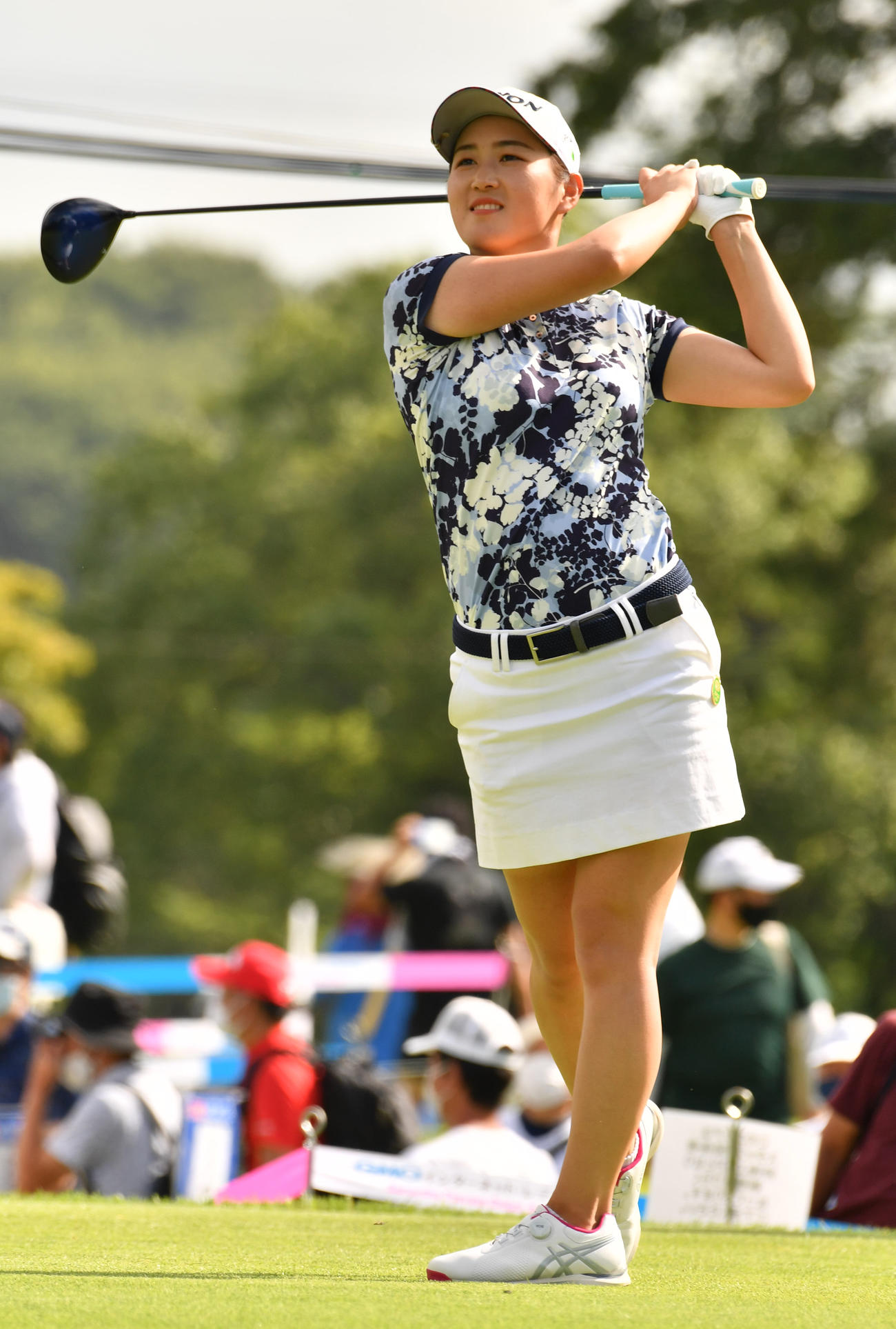1番、ティーショットを放つ新海美優（撮影・柴田隆二）