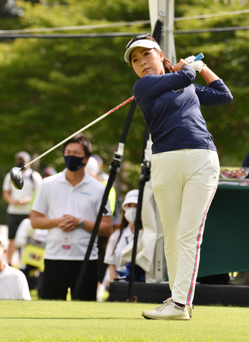 1番、ティーショットを放つ青木瀬令奈（撮影・柴田隆二）