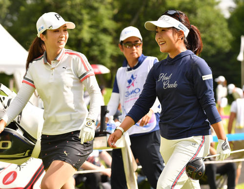 1番、ティーショットの後、笑顔で第2打に向かう菊地絵理香(左)と青木瀬令奈（撮影・柴田隆二）