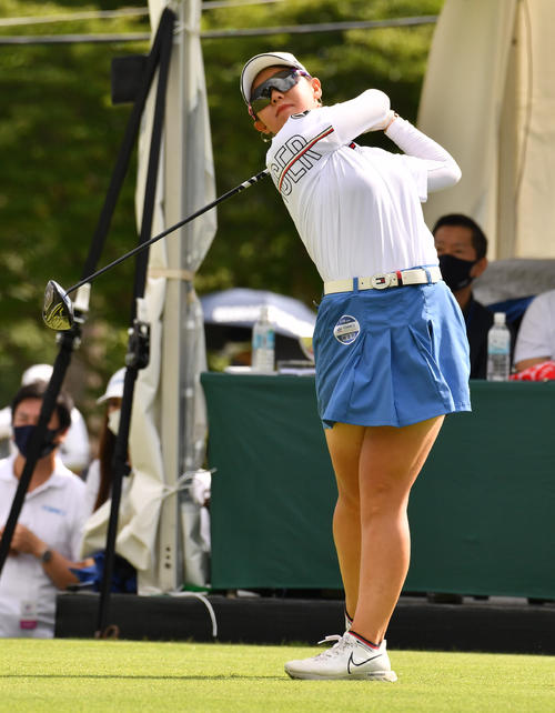 1番、ティーショットを放つ吉田優利（撮影・柴田隆二）