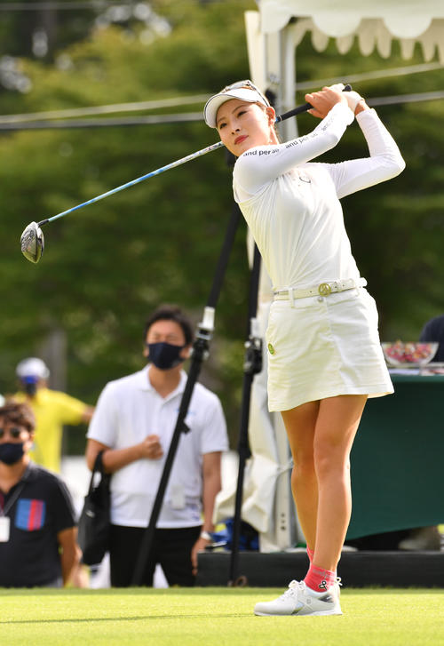 1番、ティーショットを放つ鶴岡果恋（撮影・柴田隆二）
