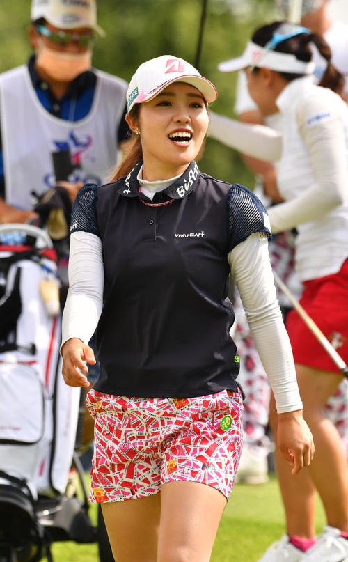 1番、ティーショットの後、笑顔で第2打に向かう古江彩佳（撮影・柴田隆二）