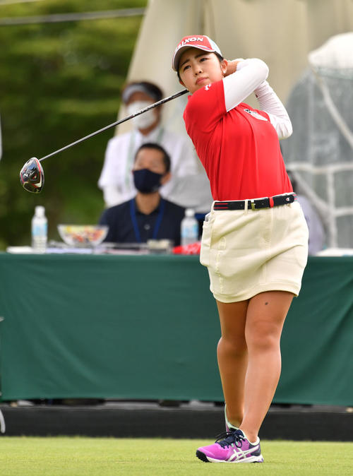 1番、ティーショットを放つ山本美夢有（撮影・柴田隆二）