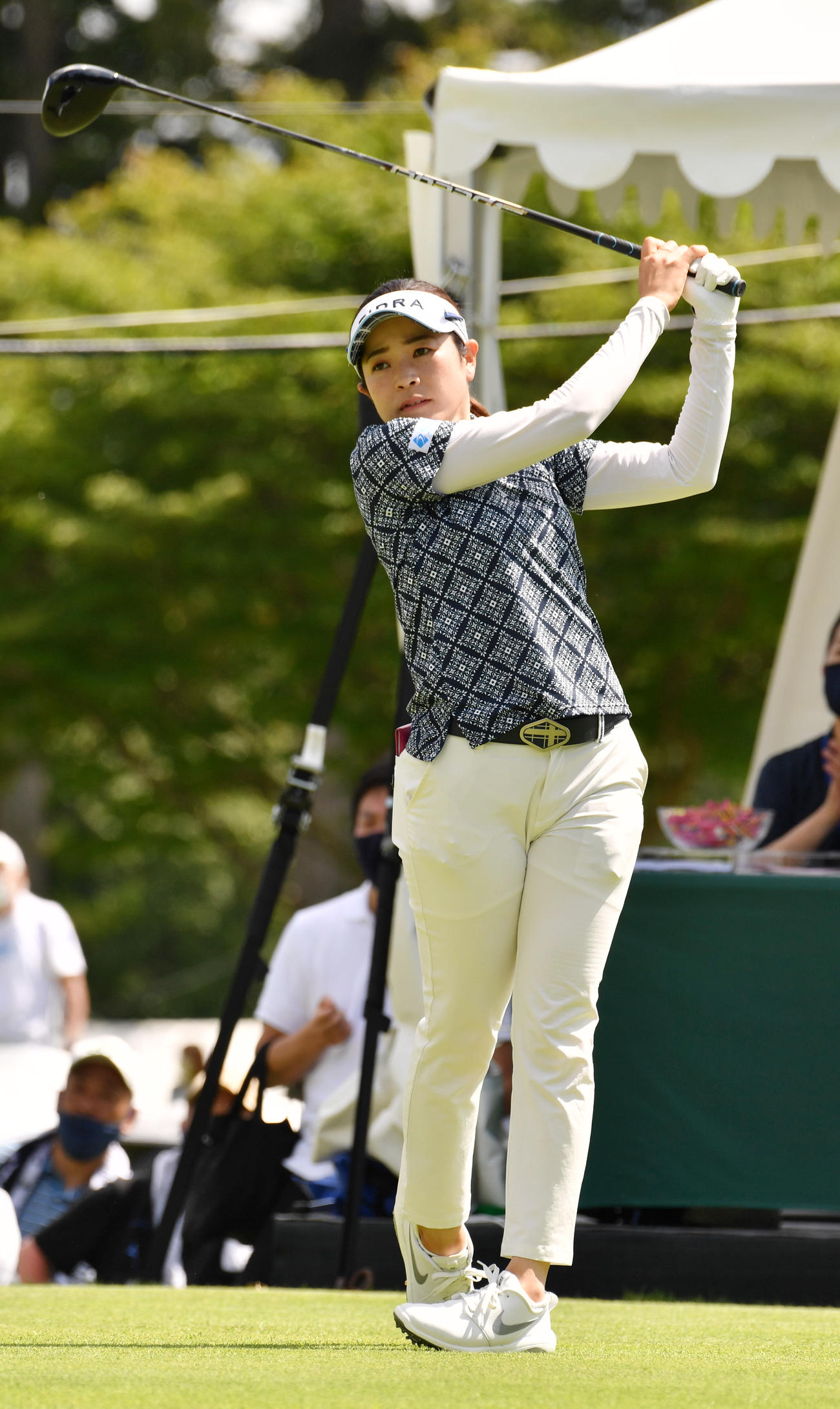 1番、ティーショットを放つ仲宗根澄香（撮影・柴田隆二）