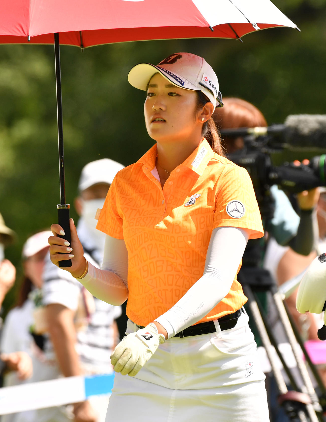 1番、ティーショットの後、第2打に向かう稲見萌寧（撮影・柴田隆二）