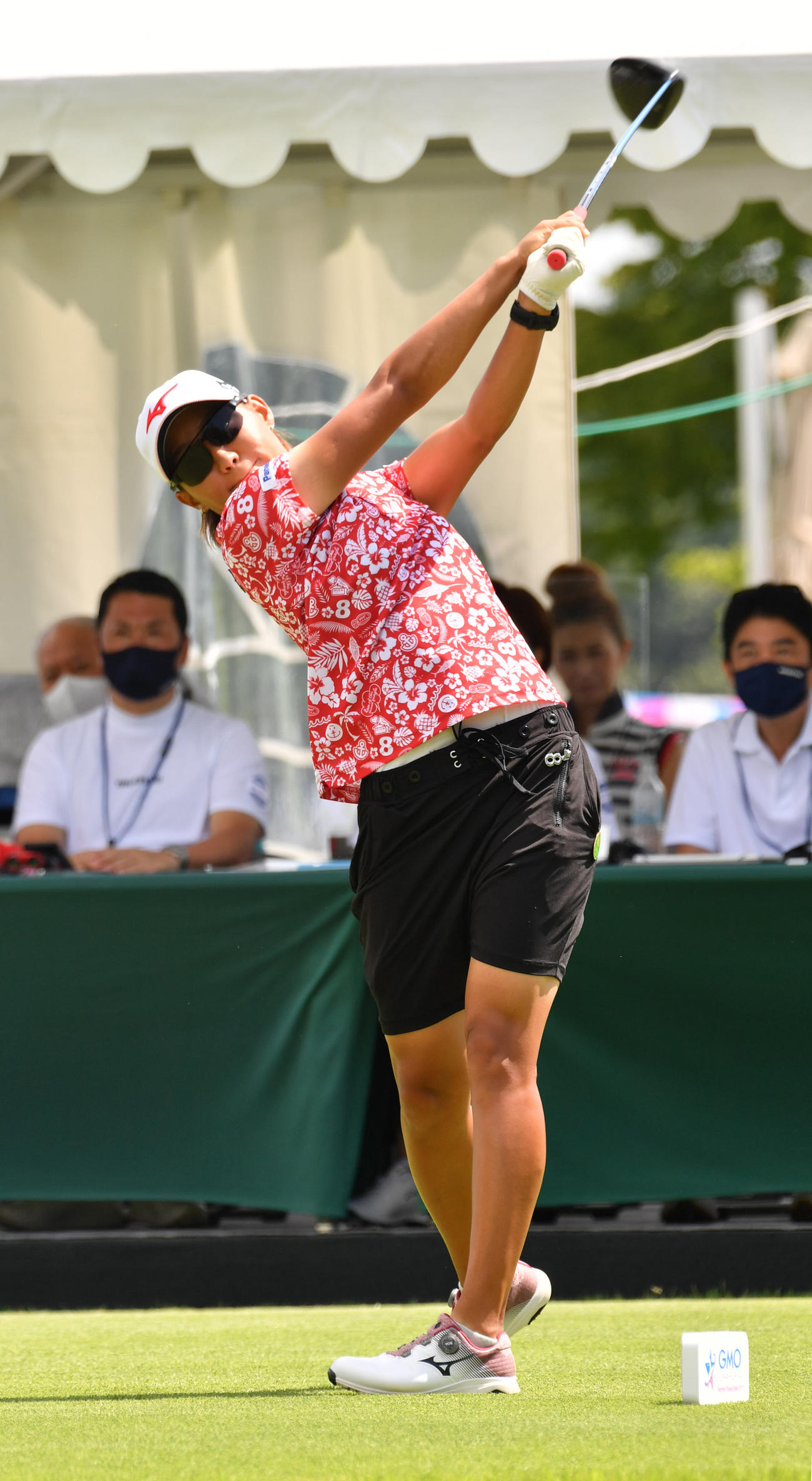 1番、ティーショットを放つ野沢真央（撮影・柴田隆二）