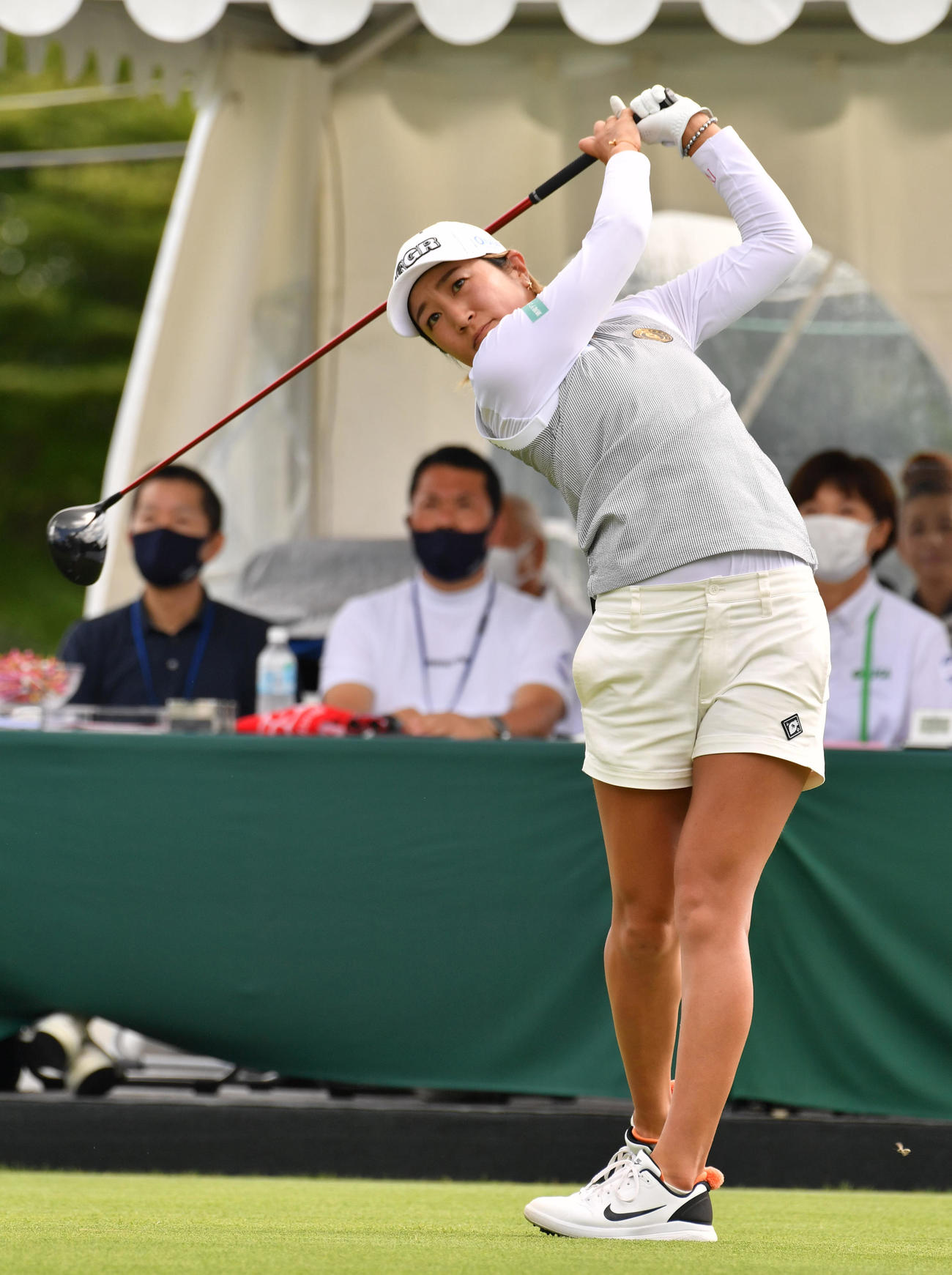 1番、ティーショットを放つ藤本麻子（撮影・柴田隆二）