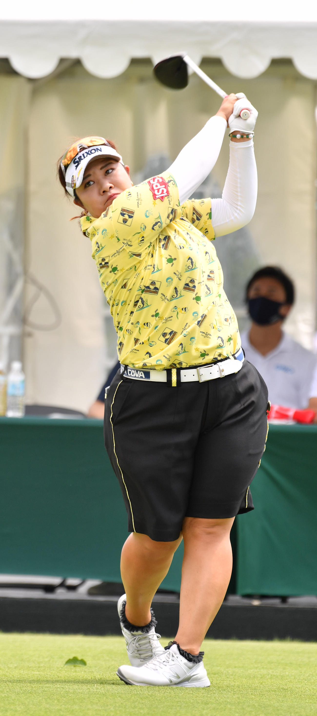 1番、ティーショットを放つ酒井美紀（撮影・柴田隆二）