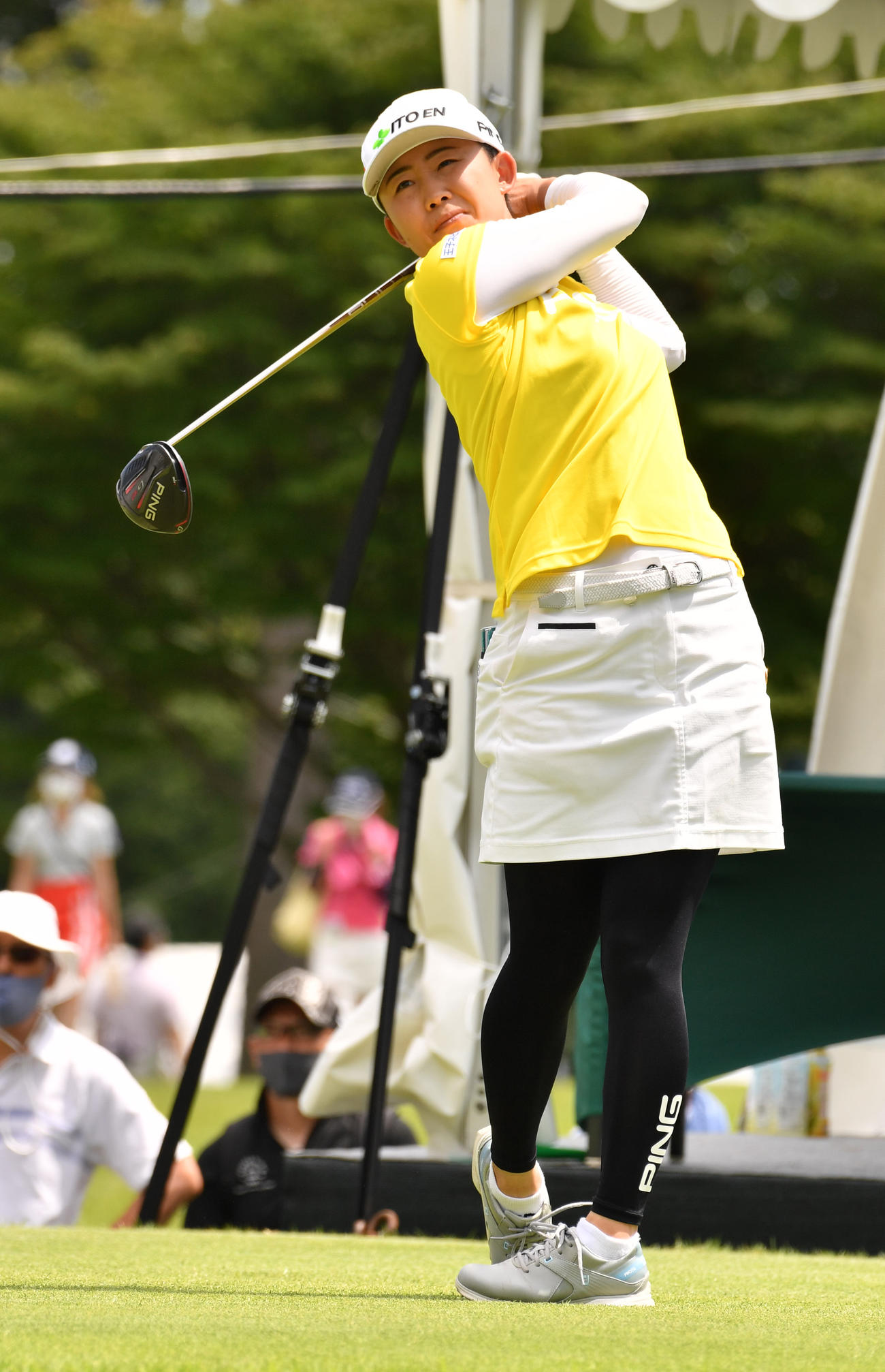 1番、ティーショットを放つ前田陽子（撮影・柴田隆二）
