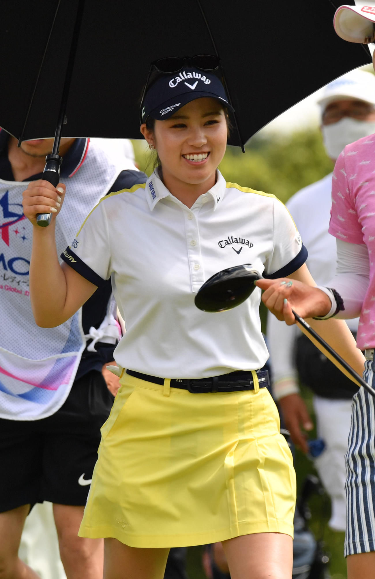1番、ティーショットの後、笑顔で第2打に向かう西村優菜（撮影・柴田隆二）