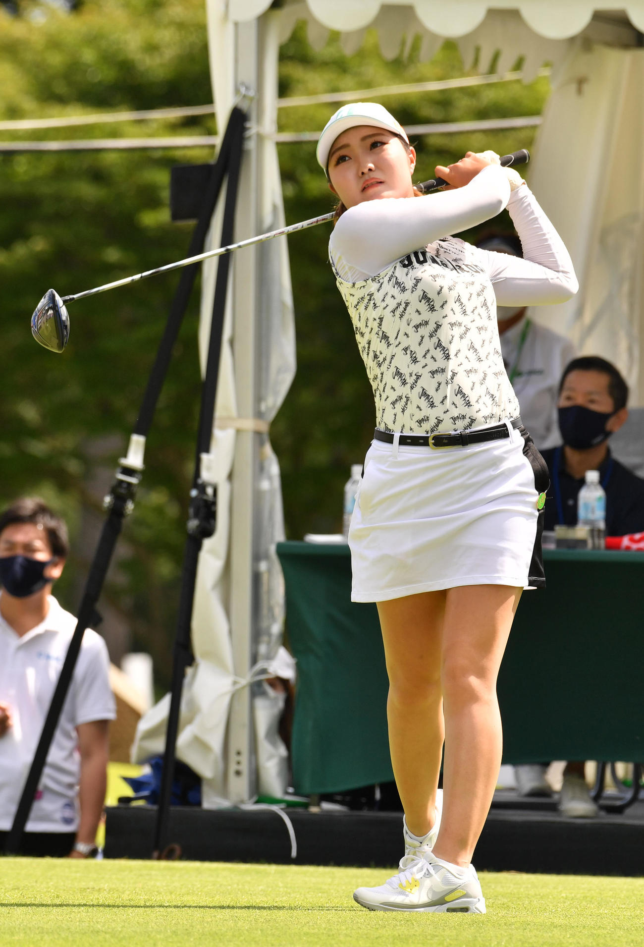 1番、ティーショットを放つ高橋彩華（撮影・柴田隆二）