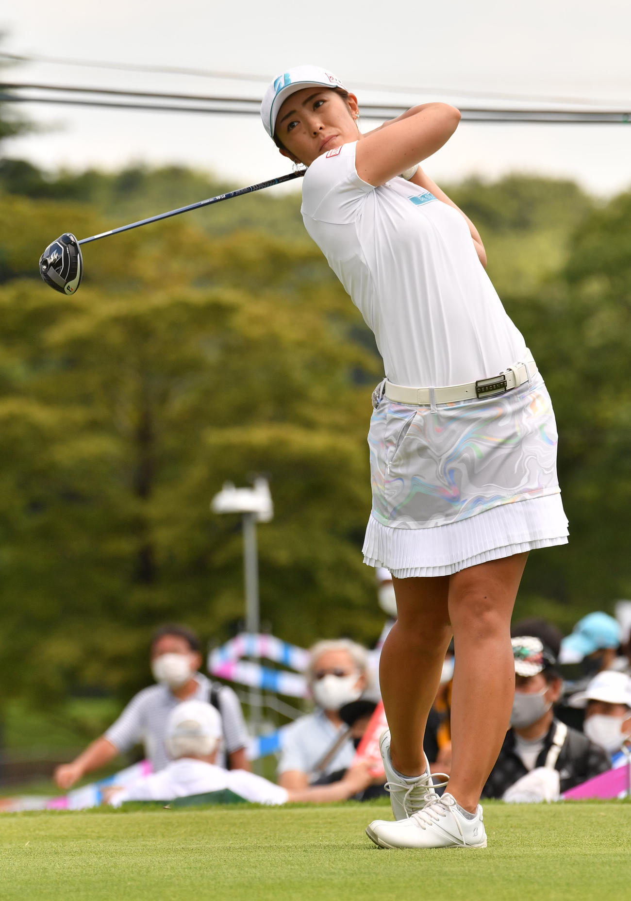 1番、ティーショットを放つ渡辺彩香（撮影・柴田隆二）