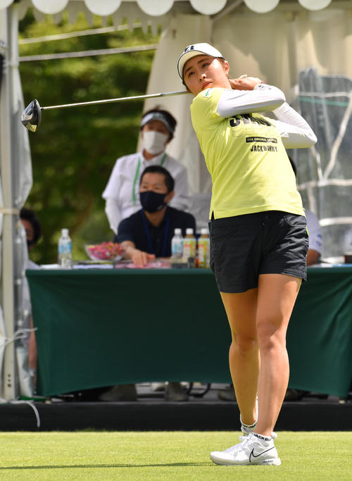 1番、ティーショットを放つ大里桃子（撮影・柴田隆二）